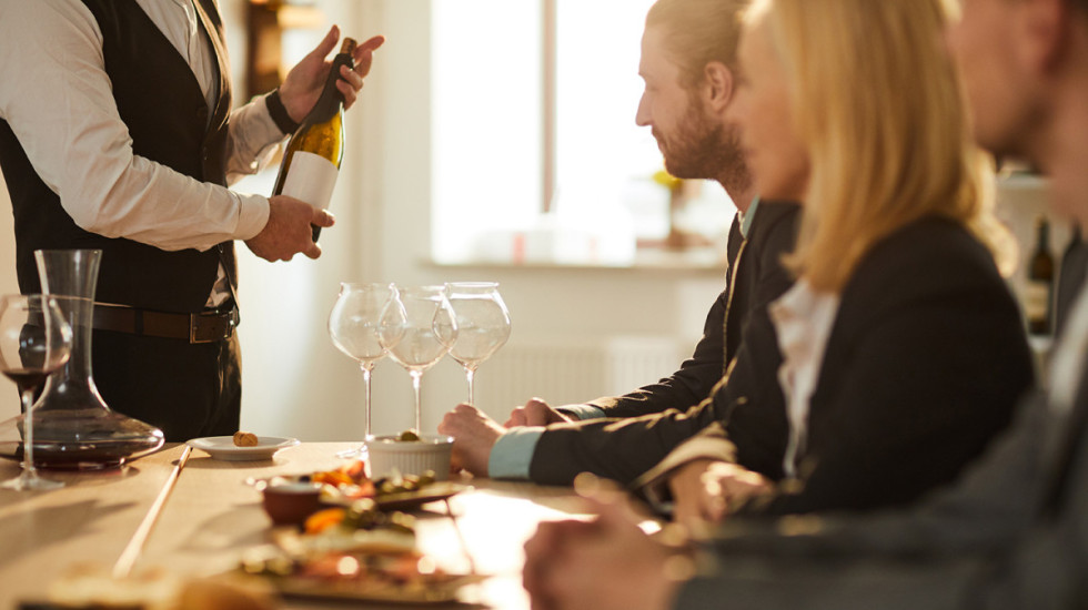 (FOTO) Boca burgunskog vina iz berbe 1945. prodata po ceni stana srednje veličine u Parizu