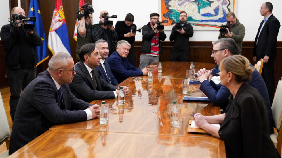 (FOTO) Vučić na konsultacijama sa predstavnicima stranaka Pokreta socijalista, Savez vojvođanskih Mađara i SPP