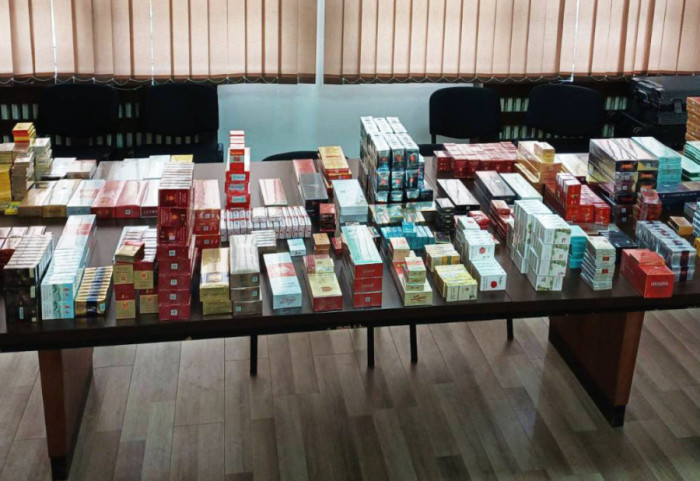 (FOTO) Pronađeno skoro 2.400 pakli cigareta u stanu u Zrenjaninu: Uhapšen kineski državljanin (30)