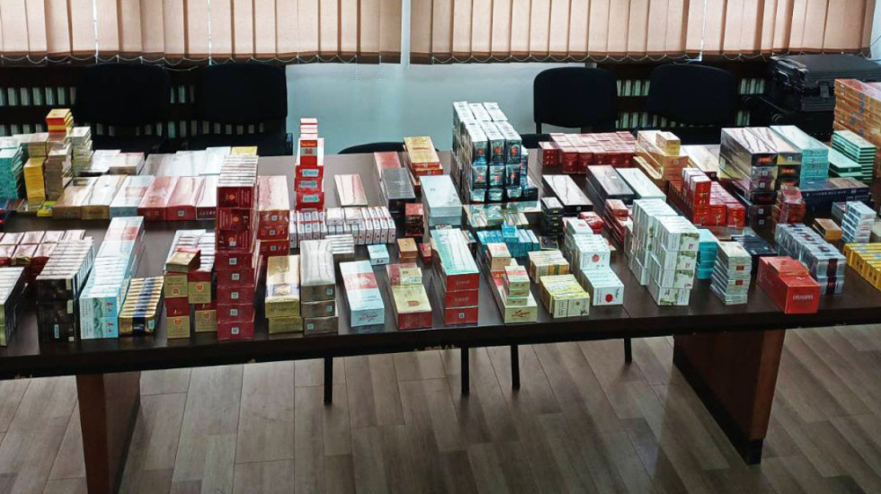 (FOTO) Pronađeno skoro 2.400 pakli cigareta u stanu u Zrenjaninu: Uhapšen kineski državljanin (30)