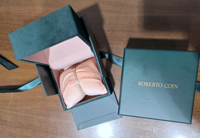 (FOTO) Sprečena dva pokušaja krijumčarenja: Zaplenjeno više od 53.000 evra i narukvica sa dijamantima