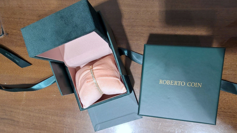 (FOTO) Sprečena dva pokušaja krijumčarenja: Zaplenjeno više od 53.000 evra i narukvica sa dijamantima