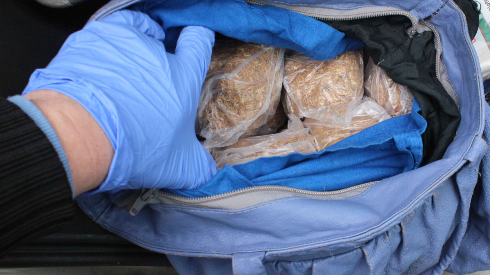 (FOTO) Sprečen šverc duvana vrednog više od milion dinara, uhapšena žena (53) iz Zaječara