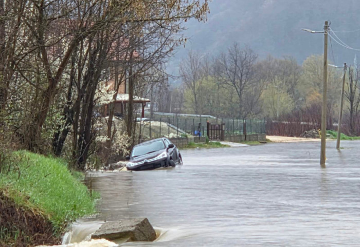 Izlila se Zapadna Morava kod Požege: Poplavljena zemljišta, put u prekidu