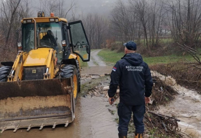 Izlila se Zapadna Morava kod Požege, jedna osoba evakuisana iz poplavljenog automobila