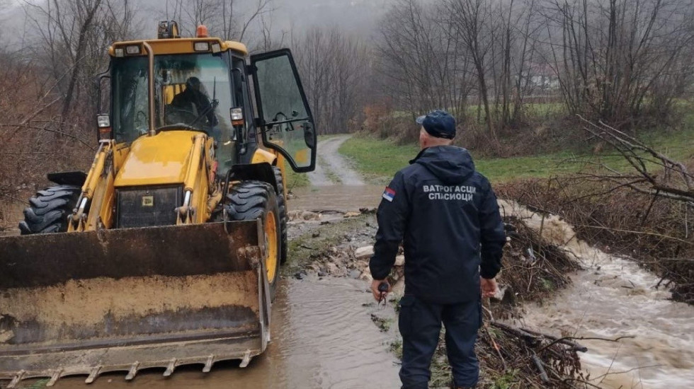 Izlila se Zapadna Morava kod Požege, jedna osoba evakuisana iz poplavljenog automobila