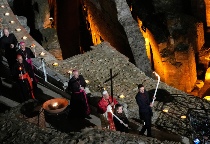 (FOTO) Papa Lav XIV predvodio vernike na Veliki petak i nosio drveni krst kroz svih 14 stanica u Koloseumu