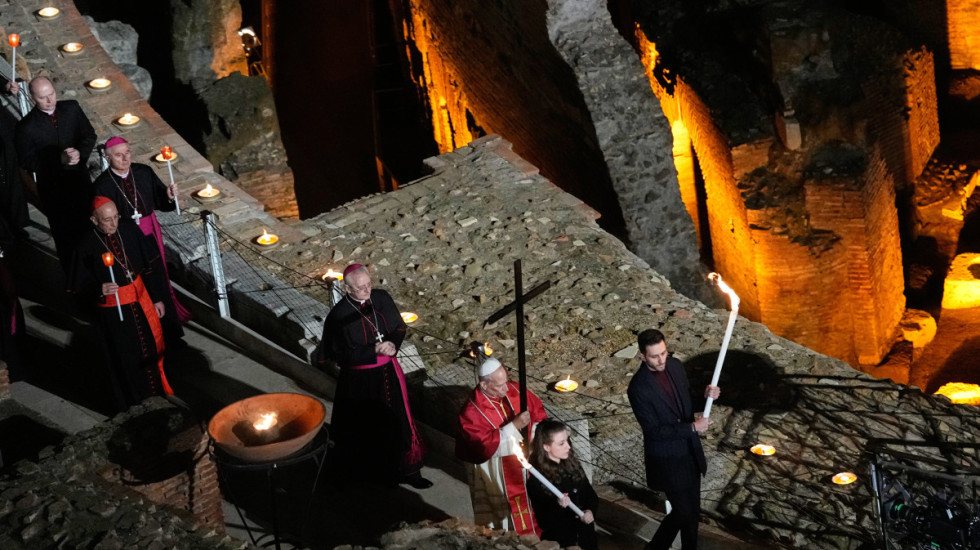 (FOTO) Papa Lav XIV predvodio vernike na Veliki petak i nosio drveni krst kroz svih 14 stanica u Koloseumu
