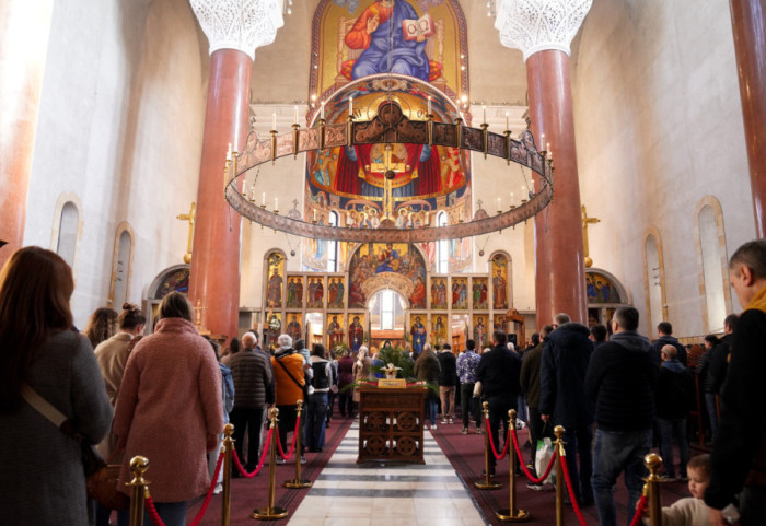 (FOTO) U Crkvi Svetog Marka obeležena Lazareva subota, u narodu poznata kao Vrbica: Deca nosila venčiće i zvončiće