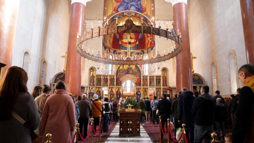 (FOTO) U Crkvi Svetog Marka obeležena Lazareva subota, u narodu poznata kao Vrbica: Deca nosila venčiće i zvončiće