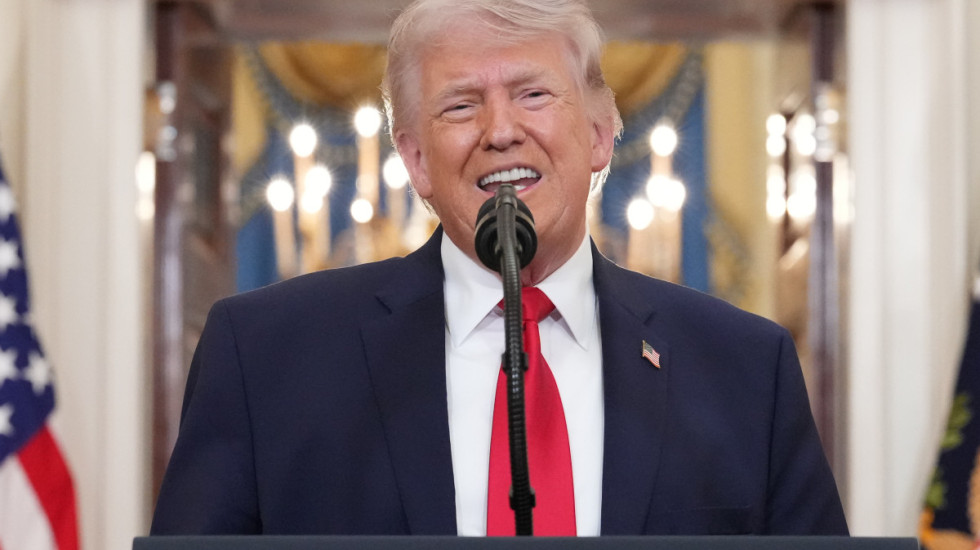 Tramp uvodi carine do 100 odsto na uvoz lekova, Bela kuća tvrdi da to štiti američku proizvodnju