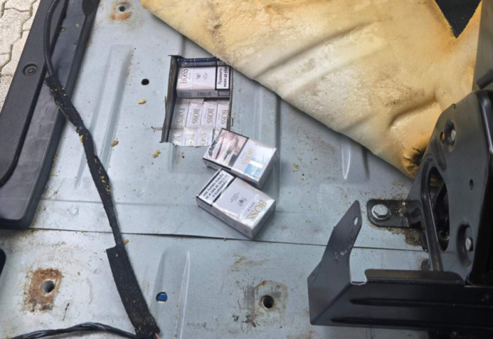 Sakrio 619 paklica cigareta u bunkeru u kombiju, uhapšen državljanin Severne Makedonije na Preševu
