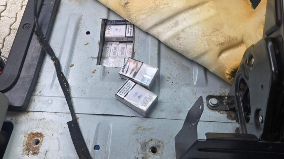 Sakrio 619 paklica cigareta u bunkeru u kombiju, uhapšen državljanin Severne Makedonije na Preševu