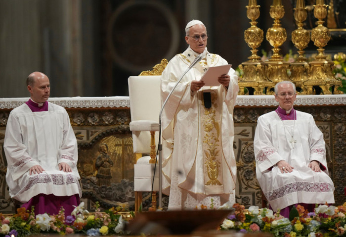 (FOTO) Vernici zapadnih crkava proslavljaju Uskrs, beogradski nadbiskup održao misu: Papa Lav XIV pozvao na mir