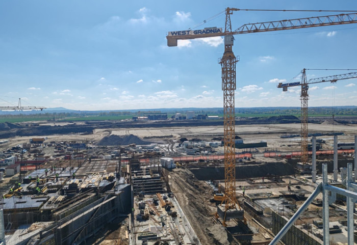 (FOTO) Obilazak radova na gradilištu EXPO 2027 u Surčinu: "Malo radnika iz Srbije, tokom leta biće gotovo 1.500 stanova"