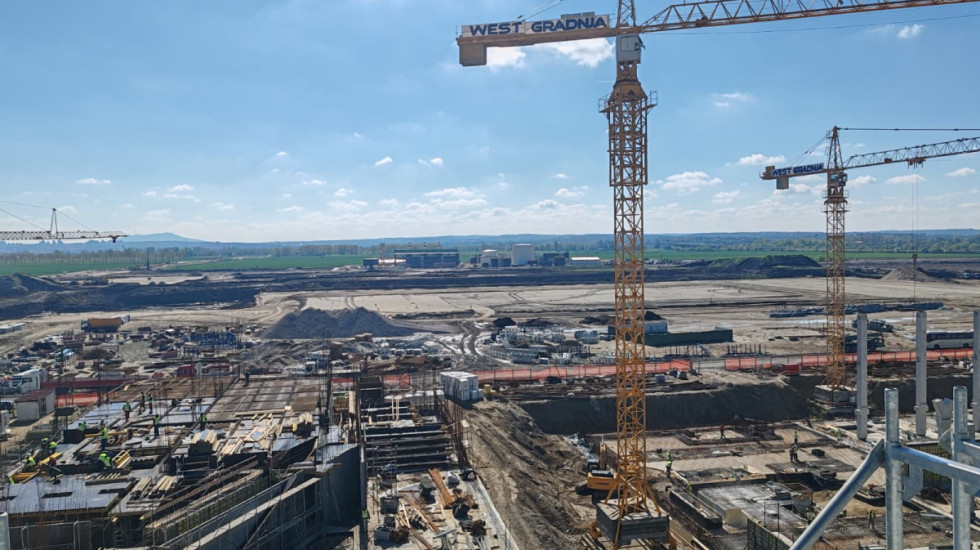 (FOTO) Obilazak radova na gradilištu EXPO 2027 u Surčinu: "Malo radnika iz Srbije, tokom leta biće gotovo 1.500 stanova"