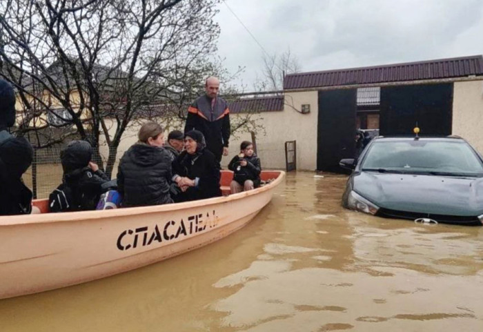 (FOTO) Dete i žena poginuli usled obilnih padavina u Dagestanu: Bujica nosila vozila, stanovništvo evakuisano