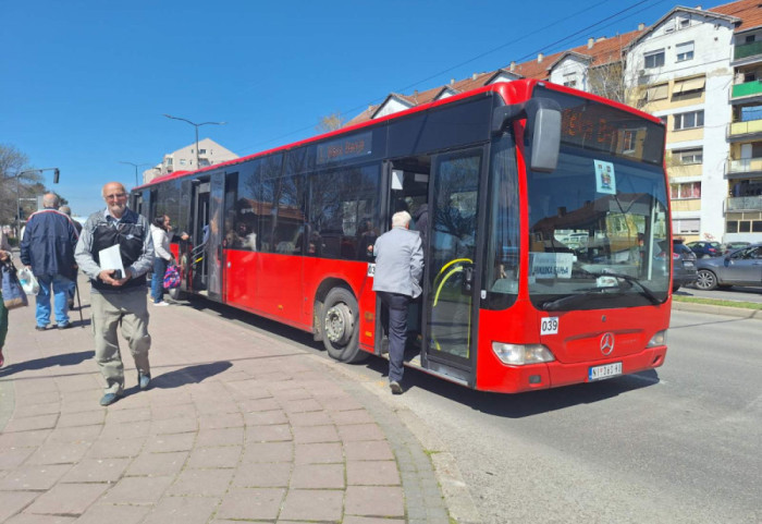 Autobus u Nišu udario u stajalište, jedna osoba povređena