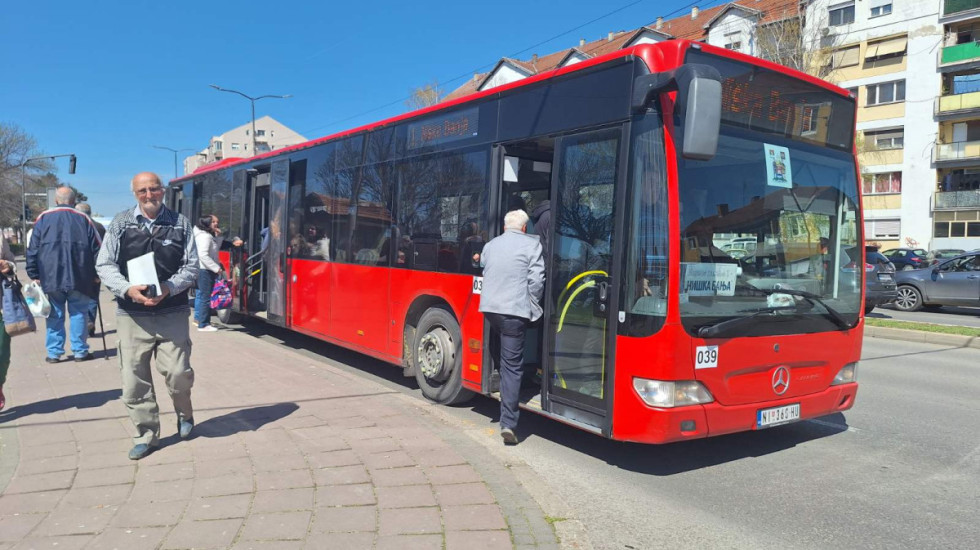 (FOTO) Tinejdžer (17) povređen na stanici u Nišu: Autobus udario u stajalište, mesto saobraćajne nezgode očišćeno
