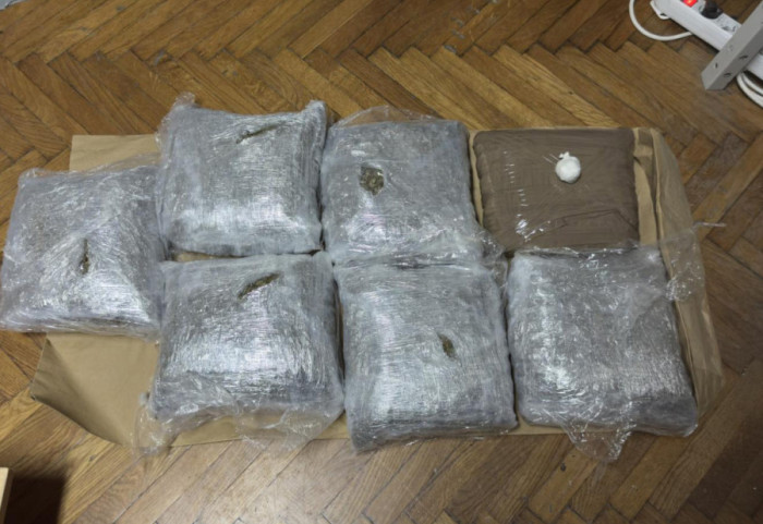 Uhapšena trojica osumnjičenih za proizvodnju i prodaju kokaina i marihuane u Sremskoj Mitrovici i Rumi