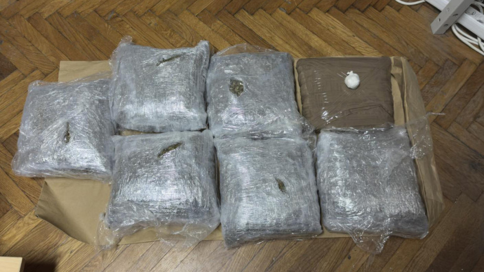 Uhapšena trojica osumnjičenih za proizvodnju i prodaju kokaina i marihuane u Sremskoj Mitrovici i Rumi