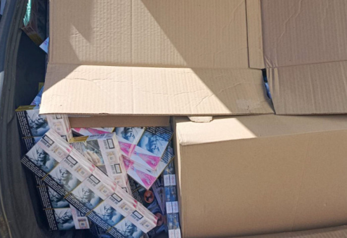 (FOTO) Zaplenjeno 11.000 paklica cigareta u vrednosti od četiri miliona dinara kod Raške