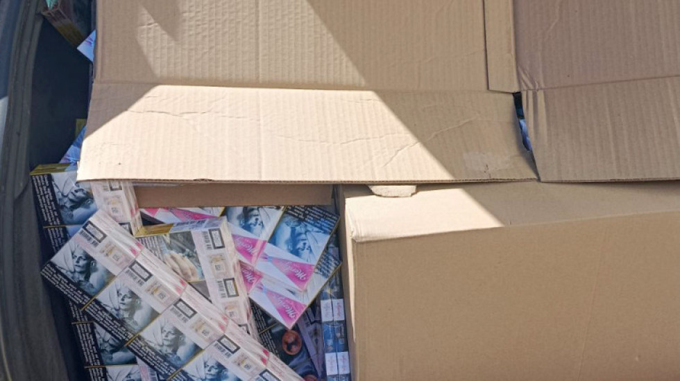 (FOTO) Zaplenjeno 11.000 paklica cigareta u vrednosti od četiri miliona dinara kod Raške