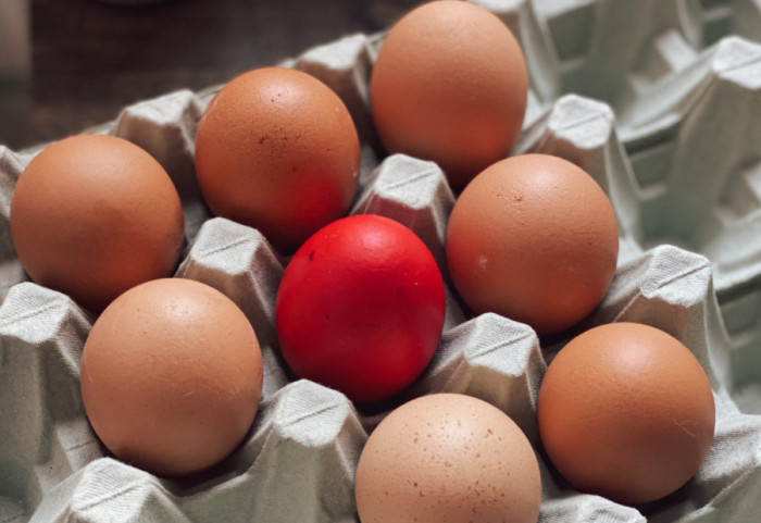 Zašto se farbaju jaja za Vaskrs i šta predstavlja crvena boja