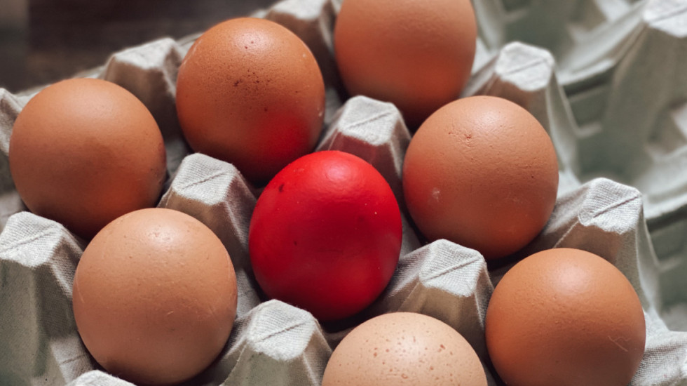 Zašto se farbaju jaja za Vaskrs i šta predstavlja crvena boja