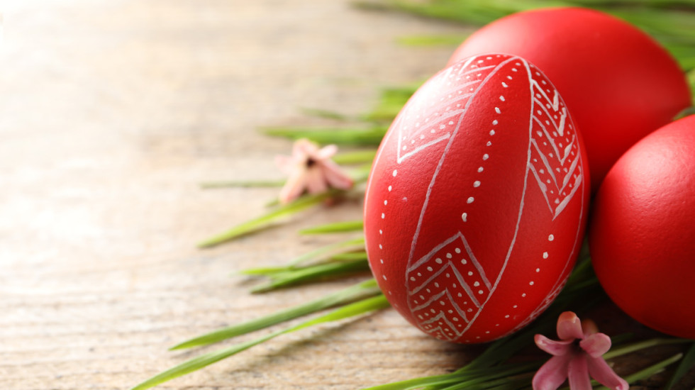 Zašto se farbaju jaja za Vaskrs i šta predstavlja crvena boja