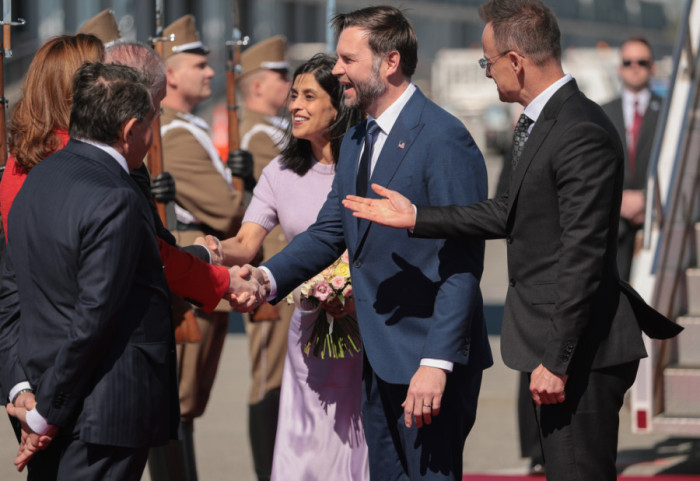 (FOTO) Potpredsednik SAD Džej Di Vens doputovao u Budimpeštu: Na aerodromu ga sačekao Sijarto