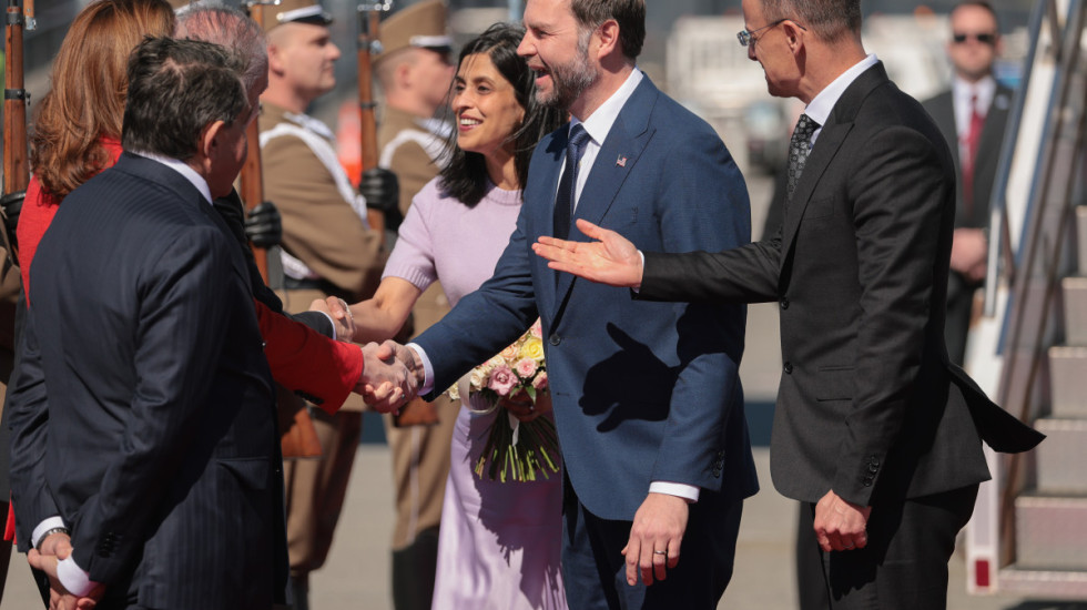 (FOTO) Potpredsednik SAD Džej Di Vens doputovao u Budimpeštu: Na aerodromu ga sačekao Sijarto