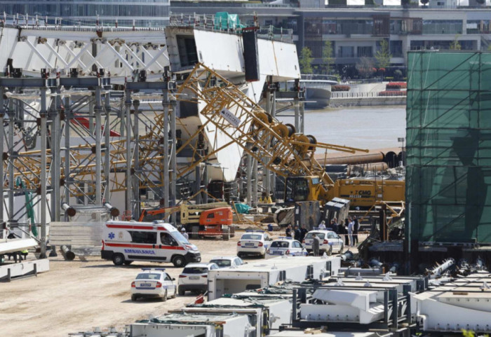 (FOTO/VIDEO) Obrušio se kran na gradilištu kod Brankovog mosta: Jedan radnik poginula, troje povređeno