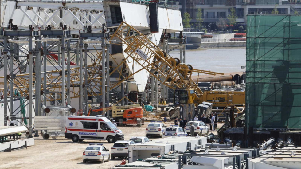 (FOTO/VIDEO) Obrušio se kran na gradilištu kod Brankovog mosta: Jedan radnik poginuo, troje povređeno