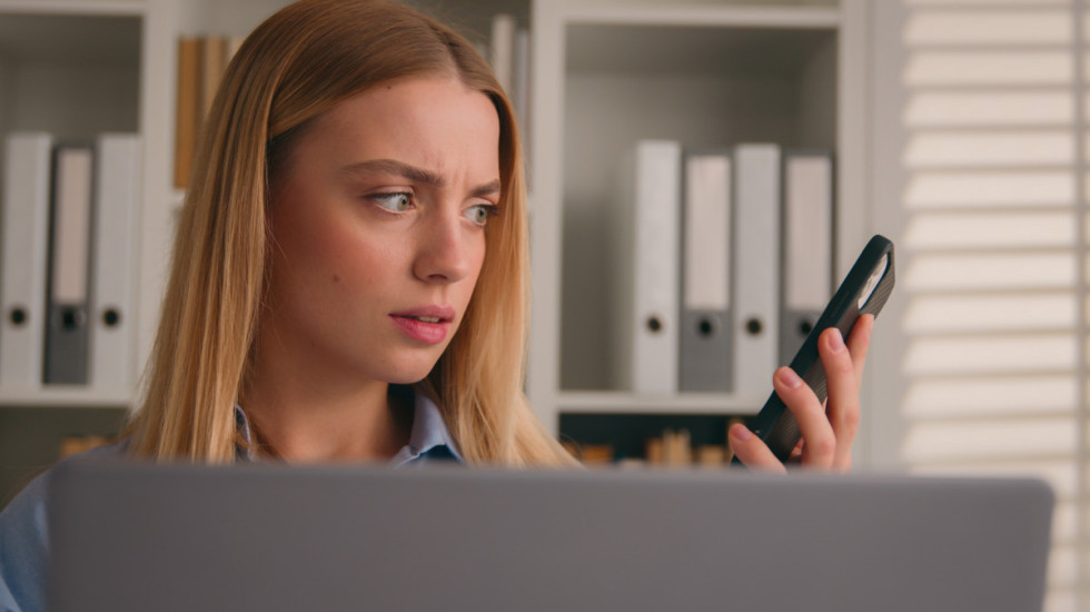 Tražila pomoć da vrati bivšeg dečka, ostala bez velike sume novca: Devojka prevarena preko aplikacije za upoznavanje