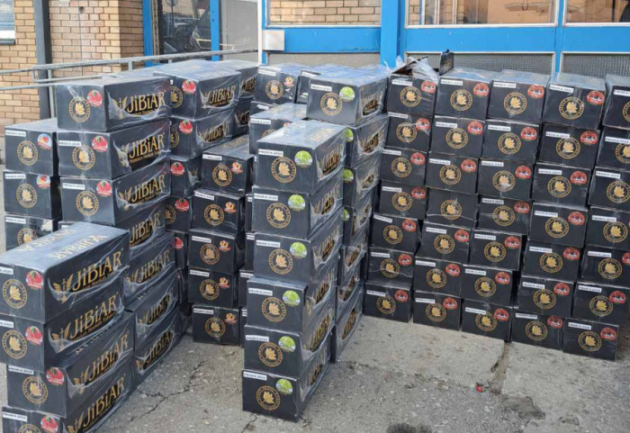 (FOTO) Zaplenjeno 750 kilograma duvana za nargile kod Preševa: Uhapšen državljanin (34) Severne Makedonije