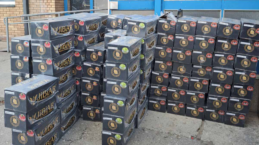 (FOTO) Zaplenjeno 750 kilograma duvana za nargile kod Preševa: Uhapšen državljanin (34) Severne Makedonije