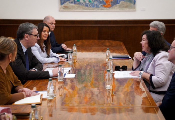 Vučić se sastao sa specijalnom izaslanicom Velike Britanije Karen Pirs