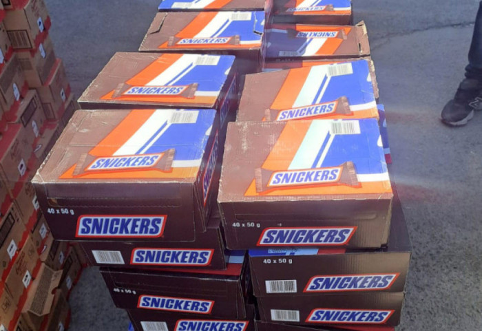 (FOTO) Krili hiljade čokoladica u automobilu: Policija zaplenila robu vrednu 3,1 milion dinara