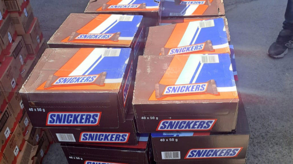 (FOTO) Krili hiljade čokoladica u automobilu: Policija zaplenila robu vrednu 3,1 milion dinara