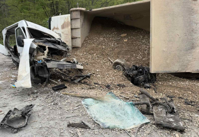 Sudar kamiona i kombija na Iriškom vencu kod Novog Sada: Dve osobe povređene