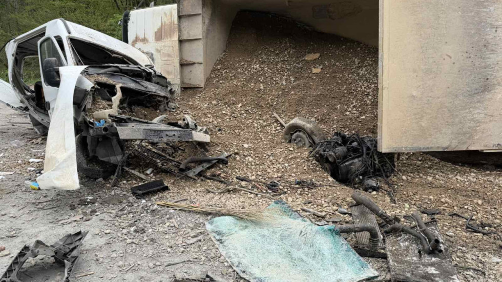 Sudar kamiona i kombija na Iriškom vencu kod Novog Sada: Dve osobe povređene