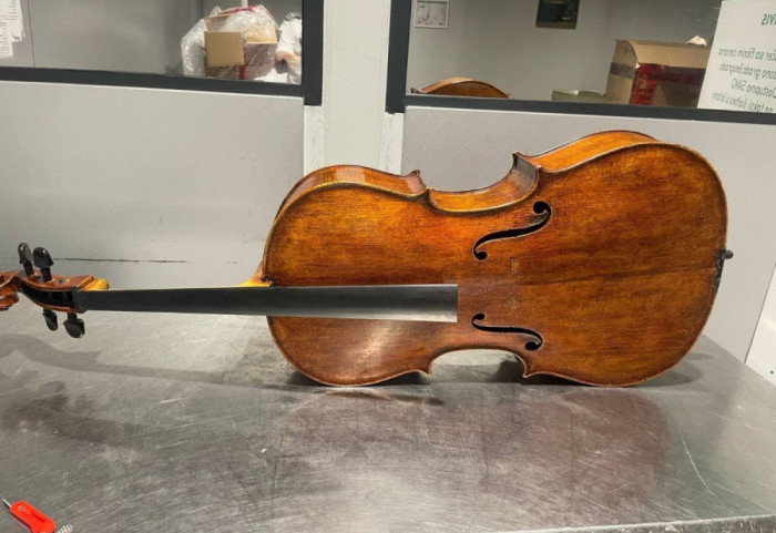 (FOTO) Zaplenjena dva violončela stara 150 i 210 godina na aerodromu "Nikola Tesla"