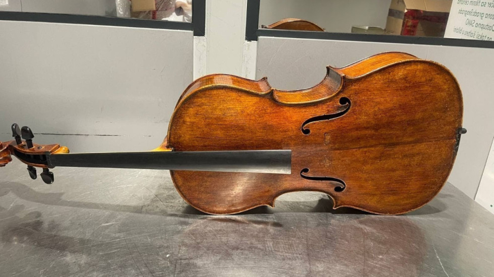 (FOTO) Zaplenjena dva violončela stara 150 i 210 godina na aerodromu "Nikola Tesla"