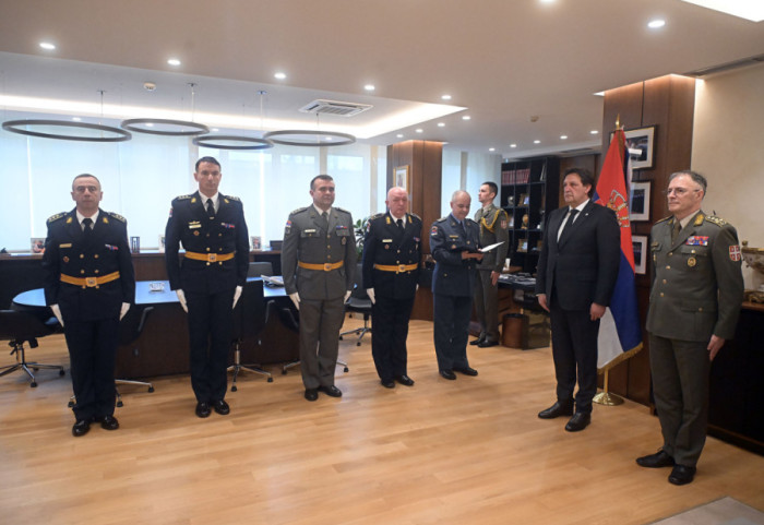 (FOTO) Gašić uručio ukaze o unapređenjima i postavljenjima na nove dužnosti u Vojsci Srbije