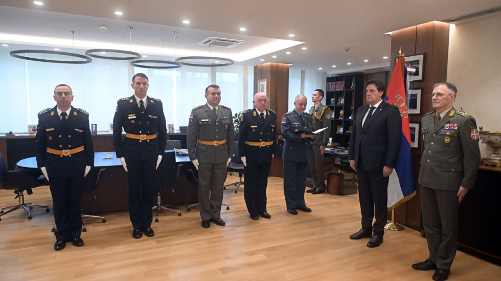 (FOTO) Gašić uručio ukaze o unapređenjima i postavljenjima na nove dužnosti u Vojsci Srbije