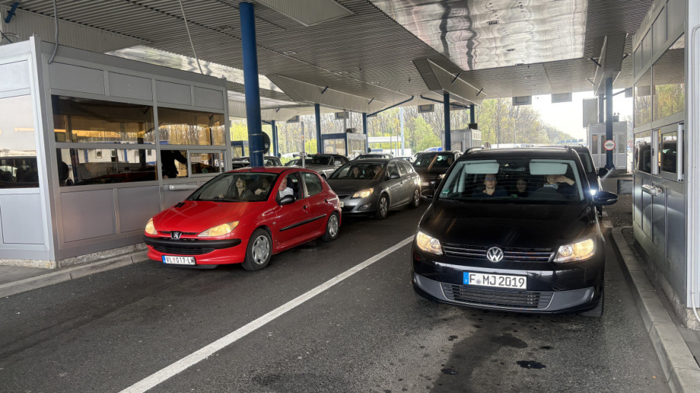 (FOTO) Kolona na granici sa Hrvatskom duža od dva kilometra: Na snazi puna primena EES pravila za putnike van EU
