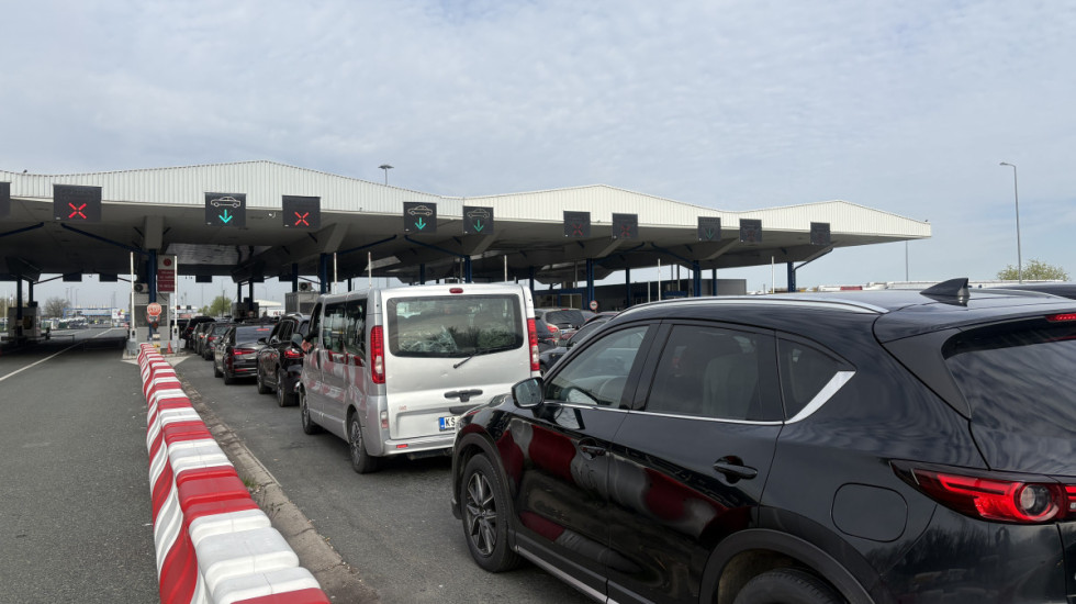 (FOTO) Kilometarska kolona na granici sa Hrvatskom i dugo čekanje: Počela puna primena EES pravila za putnike van EU