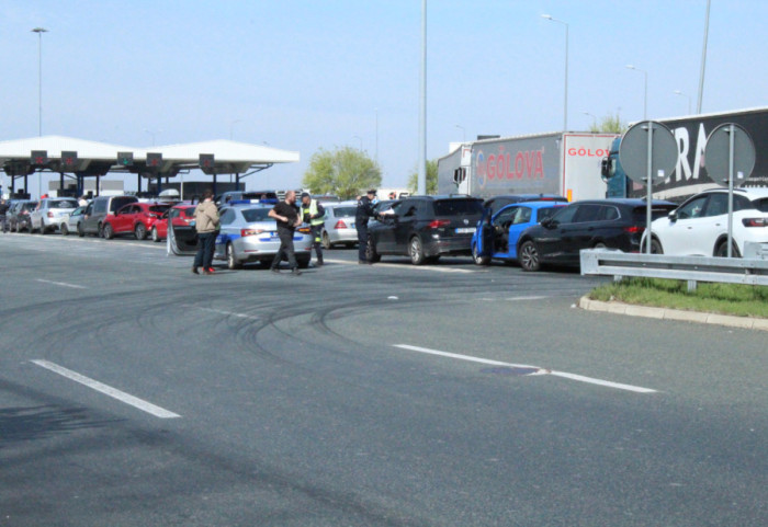 (FOTO) Lančani sudar pet automobila na Batrovcima, čekanje u koloni duže od dva sata