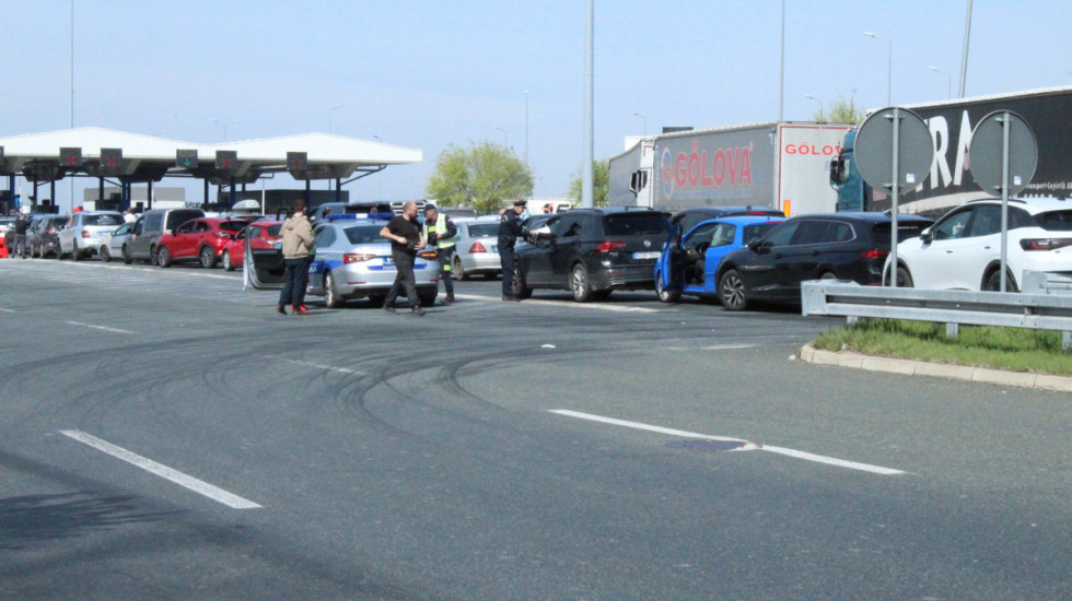 (FOTO) Lančani sudar pet automobila na Batrovcima, čekanje u koloni duže od dva sata